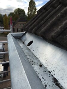 Zinken dakgoot Dakspecialist DaklekkageDakdekkersbedrijf Brabant Dakspecialist Daklekkage Dakdekker Dakbedekking Dakgoten en Dakdekken Dakdekkers Dak